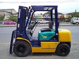 ขายรถยกโคมัสสึ 2.5 ตัน รุ่น12 เครื่องเบนซิน กระบอกคู่ เสาสูง 3 เมตร ยางตันใหม่ พวงมาลัยเพาเว่อร์