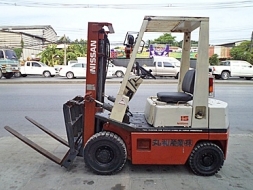 ขายรถยกนิสสัน 1.5 ตัน เครื่องเบนซิน เกียร์ออโต้ กระบอกคู่ งาเทด้ำ เสาสูง 3 เมตร ยางตันใหม่ พวงม