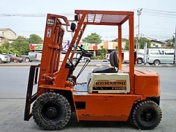 ขายรถยกโคมัสสึ 2 ตัน เครื่องดีเซลอี่ซูซุ กระบอกคู่ เสาสูง 3 เมตร พวงมาลัยเพาเว่อร์ สีเดิมจากนอก