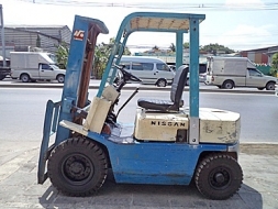 ขายรถยกนิสสัน 2 ตัน เครื่องเบนซิน เสาสูง 3 เมตร ยางตันใหม่ พวงมาลัยเพาเว่อร์ สีเดิมจากนอก นำเข้า