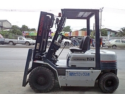 ขายรถยกโคมัสสึ 2 ตัน รุ่น11 เครื่องเบนซิน กระบอกคู่ เสาสูง 3 เมตร พวงมาลัยเพาเว่อร์ สีเดิมจากนอก