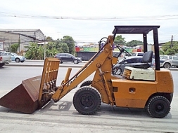 ขายรถตักโตโยต้า 1 ตัน มีบุ๋งกี (ถอดบุ๋งกีเป็นงายกของ) เครื่องเบนซิน ยางตันใหม่ พวงมาลัยเพาเว่อร์