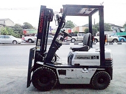 ขายรถยกโคมัสสึ 1.5 ตัน รุ่น15 เครื่องเบนซิน เกียร์ออโต้ กระบอกคู่ เสาสูง 3 เมตร ยางตันใหม่ พวงมาลัย