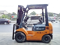 ขายรถยกโตโยต้า 1.5 ตัน รุ่น7 เครื่องเบนซิน กระบอกคู่ ยางตันใหม่ เสาสูง 3 เมตร พวงมาลัยเพาเว่อร์ ส