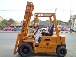 ขายรถยกโคมัสสึ 2 ตัน เครื่องดีเซลอี่ซูซุ กระบอกคู่ เสาสูง 4 เมตร พวงมาลัยเพาเว่อร์ สีเดิมจากนอก