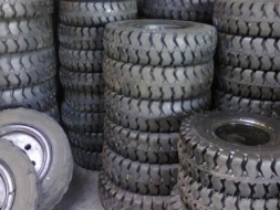 ยางตันหล่อดอกทั้งตันและลมทุกขนาด จำหน่ายยางตันและลมใหม่ทุกยี่ห้อ