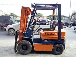 ขายรถยกโตโยต้า 1.5 ตัน รุ่น5 เครื่องเบนซิน กระบอกคู่ เสาสูง 4 เมตร เสาต่ำ ยางตันใหม่ พวงมาลัยเพา