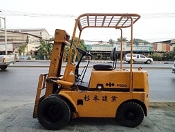 ขายรถยกโคมัสสึ 2 ตัน เครื่องเบนซิน เสาสูง 3 เมตร ล้อหน้าคุ่ พวงมาลัยเพาเว่อร์ สีเดิมจากนอก นำเข