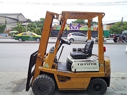 ขายรถยกโตโยต้า 1.5 ตัน เครื่องดีเซล เสาสูง 3 เมตร ยางตันใหม่ พวงมาลัยเพาเว่อร์ สีเดิมจากนอก น