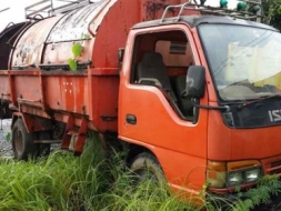 ISUZU NKR 110 hp บรรทุกขยะดั๊ม ปี2538