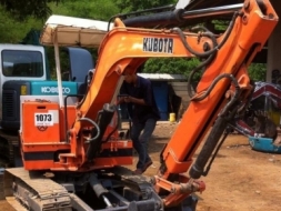 รถขุดKOBOTA  KH-15เครื่อง 3 สูบ(คอไลด์ได้ยาว )"รถเก่านอกแท้มีเอกสารพร้อม" (มีVDOชม)ติดต่อ0