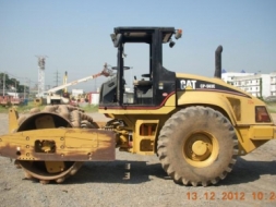 ขายรถบดล้อหนาม CAT รุ่น CP563E CP563E S/N: CNT-00332 Year: 2003 Hour: 9249