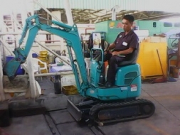 ขายรถแมคโคเล็ก ยี่ห้อ ยันมาร์ รถสภาพเก่านอก เครื่อง ยันมาร์ 2 สูบ น้ำหนัก 800 กิโลกรัม เอาไว้ใช้ทำง