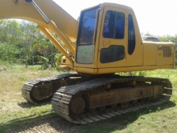 komatsu pc200-6 รถเครื่องดี ปั๊มแรง พร้อมใช้งาน ยังใช้งานอยู่ ขายเนื่องจากงานน้อย รถสาดสีใหม่ ราคาต่