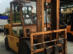 ขายถูก รถโฟล์คลิฟท์ KOMATSU ขนาด3.5ตัน เครื่องยนต์ดีเซล เกียร์ออร์โต้ ยกได้สูงสุด4เมตร พร้อมเเผงงาสไ