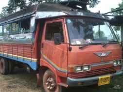 Hino KM779 ราคา 315,000 บาท ยาว 5.20 เมตร เครื่อง WO4D-117 แรง หัวบาง ยางดี คัสชีสวย เล่มทะเบียนพร