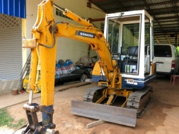 KOMATSU PC10-5 รถนำเข้าจากญี่ปุ่นสภาพดีมีหลังเก๋ง แทรกเหล็ก เครื่อง 3 สูบ ใบดัน ระบบสมบูรณ์พร้อมใช้