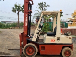 ขายรถยก NISSAN 2 ตัน เครื่องเบนซิน เสาสูง 4 เมตร ยางตัน ติดต่อ 086-775-7900 086-324-1992