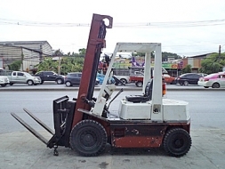 ขายรถยกนิสสัน 2 ตัน เครื่องเบนซิน กระบอกคู่ งาเทด้ำคุ่ เสาสูง 4 เมตร ยางตันใหม่ พวงมาลัยเพาเว่อร