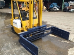 ขายรถฟอร์คลิฟต์ KOMATSU FD 15 H เกียร์ธรรมดา ปากหนีบ สีใหม่ ยางใหม่ เป็นยางตัน สภาพดีมาก (เบอร์โทร