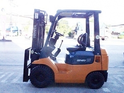 ขายรถยกโตโยต้า 1.5 ตัน รุ่น7 เครื่องเบนซิน กระบอกคู่ แผงงาสไลด์ ยางตันใหม่ เสาสูง 3 เมตร พวงมาลัยเ