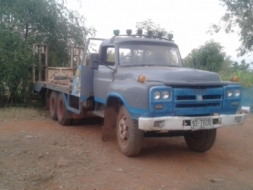 สิบล้อหัวยาวบรรทุกรถเกี่ยว