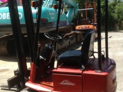 +++ ขายโฟล์คลิฟท์ไฟฟ้านั่งขับ  3  ล้อ  LINDE  ขนาด  1  ตัน  เสา  3.5  เมตร  แบตเตอรี่  24  โวลต์  ยา