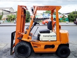 ขายรถยกโตโยต้า 2 ตัน เครื่องเบนซิน กระบอกคู่ เสาสูง 3 เมตร ยางตันใหม่ พวงมาลัยเพาเว่อร์ สีเดิ