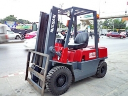 ขายรถยกนิสสัน 2 ตัน (รุ่นใหม่) เครื่องดีเซล กระบอกคู่ เสาสูง 3 เมตร พวงมาลัยเพาเว่อร์ สีเดิมจากนอ