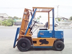 ขายรถยกโคมัสสึ 2 ตัน เครื่องเบนซิน กระบอกคู่ เสาสูง 3 เมตร พวงมาลัยเพาเว่อร์ สีเดิมจากนอก นำเข้าจ