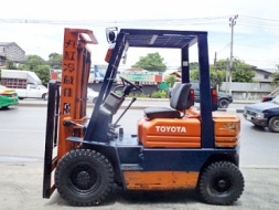 ขายรถยกโตโยต้า 2 ตัน รุ่น5 เครื่องเบนซิน กระบอกคู่ เสาสูง 3 เมตร ยางตันใหม่ พวงมาลัยเพาเว่อร์