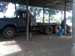 สิบล้อหัวยาวบรรทุกรถเกี่ยว