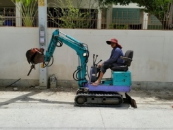 รถขุด แบคโฮจิ๋วพร้อมหัวเจาะ HANIX-HO8 ดีเชล เจาะ รื้อถอน ที่แคบ