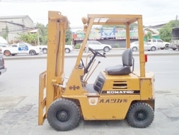 ขายรถยกโคมัสสึ 1.5 ตัน กระบอกคู่ เครื่องเบนซิน เสาสูง 3 เมตร พวงมาลัยเพาเว่อร์ สีเดิมจากนอก นำเข้