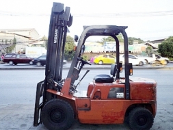 ขายรถยกนิสสัน 2.5 ตัน (รุ่นรองใหม่ล่าสุด) เครื่องเบนซิน กระบอกคู่ เสาสูง 4 เมตร พวงมาลัยเพาเว่อร์