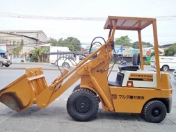 ขายรถตักโคมัสสึ 1 ตัน มีบุ๋งกี เครื่องเบนซิน ยางตันใหม่ พวงมาลัยเพาเว่อร์ สีเดิมจากนอก นำเข้าจาก