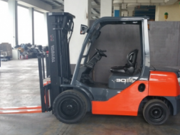 จำหน่ายรถ Forklift ดีเซล Toyota 8FD30 (นำเข้า) ขนาด 3 ตัน เสาเข้าตู้ 4.3 เมตร + Side Shift งายาว 1.