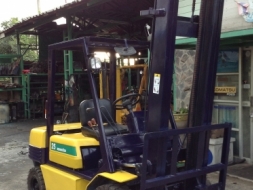 +++ ขายโฟล์คลิฟท์  KOMATSU FD25-11  ขนาด  2.5  ตัน  เครื่องยนต์ดีเซล  เสา 5  เมตร  เกียร์ธรรมดา  งา