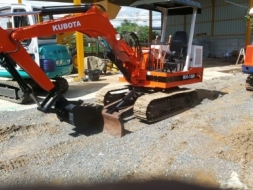 ขายรถขุดKUBOTA KH15H (เท่ากับPC30 ) รถเก่านอกแท้ มีใบอินวอย ราคา200,000บาท สนใจติดต่อ099-907-9273