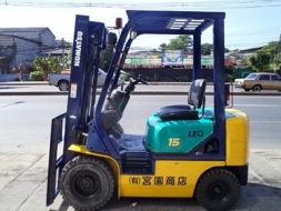 ขายรถยกโคมัสสึ 1.5 ตัน รุ่น16 เครื่องเบนซิน เกียร์ออโต้ กระบอกคู่ เสาสูง 3 เมตร พวงมาลัยเพาเว่อ