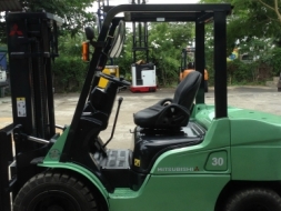 +++ ขายโฟล์คลิฟท์ MITSUBISHI FD30 รุ่นใหม่ ขนาด 3 ตัน เครื่องยนต์ดีเซล เสา 3 เมตร เกียร์