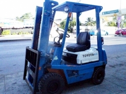 ขายรถยกโตโยต้า 1.5 ตัน (รุ่น4) เครื่องเบนซิน กระบอกคู่ ยางตันใหม่ เสาสูง 3 เมตร พวงมาลัยเพาเว่