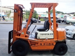 ขายรถยกโตโยต้า 2 ตัน เครื่องดีเซล กระบอกคู่ เสาสูง 3 เมตร ยางตันใหม่ พวงมาลัยเพาเว่อร์ สีเดิมจ