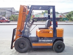 ขายรถยกโตโยต้า 2 ตัน รุ่น5 เครื่องเบนซิน กระบอกคู่ เสาสูง 3 เมตร ยางตันใหม่ พวงมาลัยเพาเว่อร์ ส