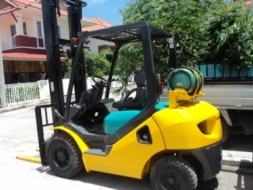 ขายฟอร์คลิฟท์ โคมัตสุ FG25-16 เสา 4.5 เมตร เกียร์ ออโต้ เครื่อง นิสสัน K21 สนใจ 081-3535-948