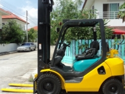 ขาย โคมัตสุ 2.5 ตัน เสา 4 เมตรเกียร์ ออโต้ รุ่น FG25-16 .....081-3535-948