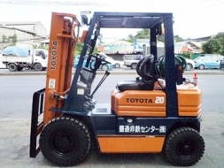 ขายรถยกโตโยต้า 2 ตัน รุ่น5 เครื่องเบนซิน (2 บบ น้ำมัน-แก๊สนอก) กระบอกคู่ เสาสูง 3 เมตร ยางตันใหม