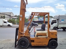 ขายรถยกโคมัสสึ 2 ตัน เครื่องเบนซิน กระบอกคู่ เสาสูง 4 เมตร ยางตัน พวงมาลัยเพาเว่อร์ สีเดิมจากนอก