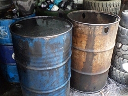 ขายน้ำมันเครื่องเก่าถังละ 2500 บาท (200 ลิตร) ไม่รวมถัง เอาถังด้วยเพิ่มอีก 300 บาท ติดต่อวิวัฒน์ 08