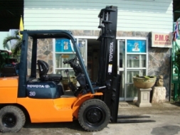 +++ ขายโฟล์คลิฟท์ TOYOTA 7FD30 รุ่น 7 ขนาด 3 ตัน เครื่องยนต์ดีเซล 2Z เสา 4 เมตร เกียร์อ